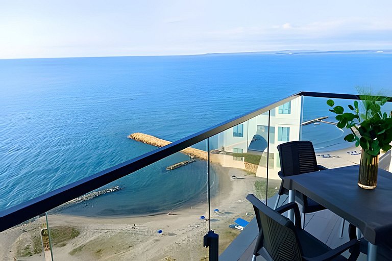 Brand New, 3blocks from Walled C, Stunning Views