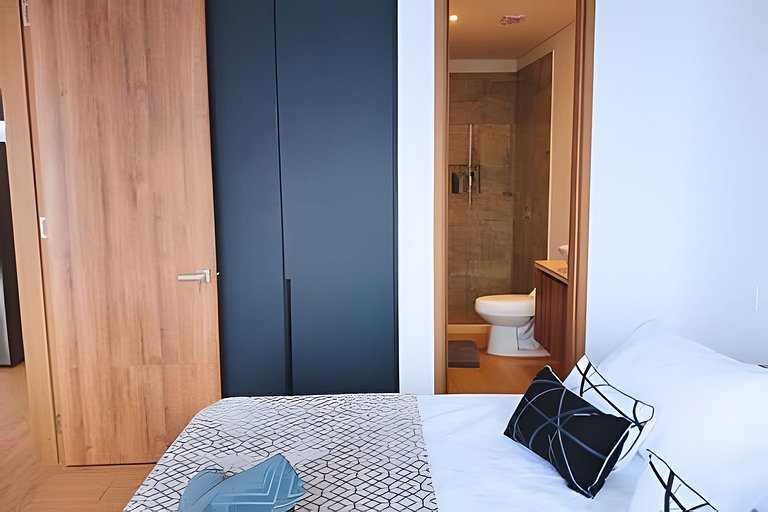 Brand New, 3blocks from Walled C, Stunning Views