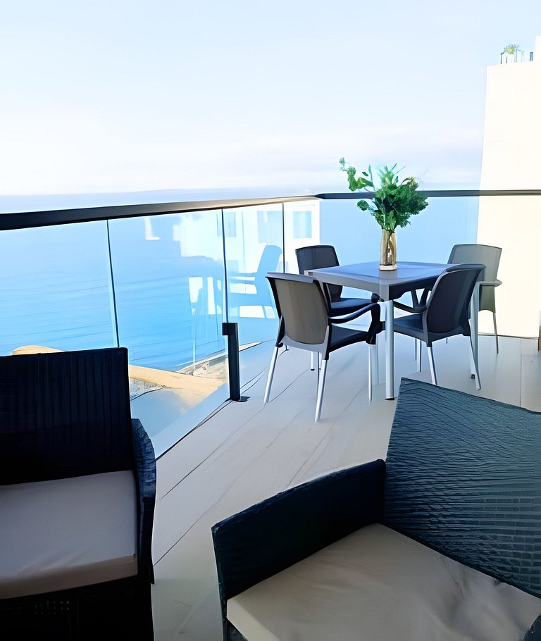 Brand New, 3blocks from Walled C, Stunning Views