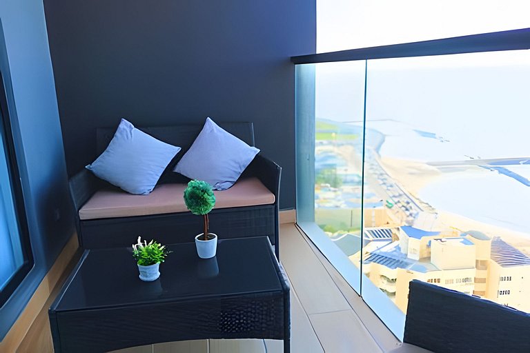 Brand New, 3blocks from Walled C, Stunning Views
