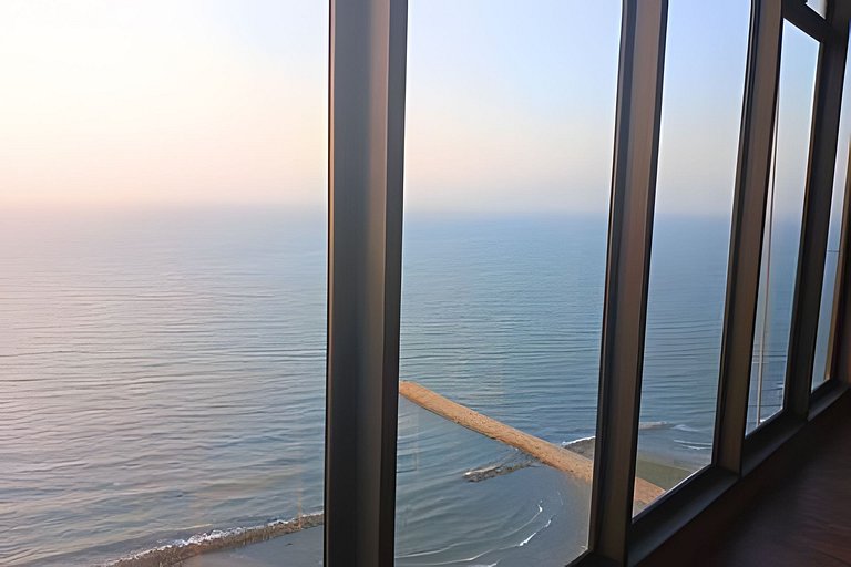 Brand New, 3blocks from Walled C, Stunning Views
