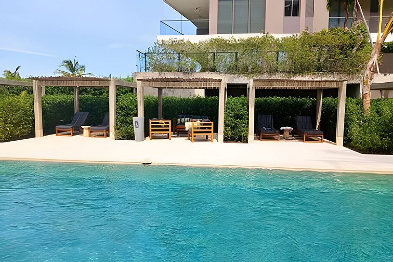 Lujoso, último piso con salida directa a la playa