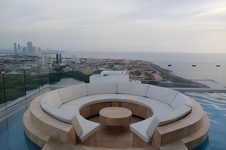 New Gem, 2B, 4 blocks from Center Amazing Views