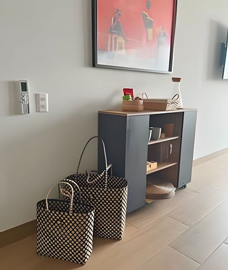 New Gem, 2B, 4 blocks from Center Amazing Views