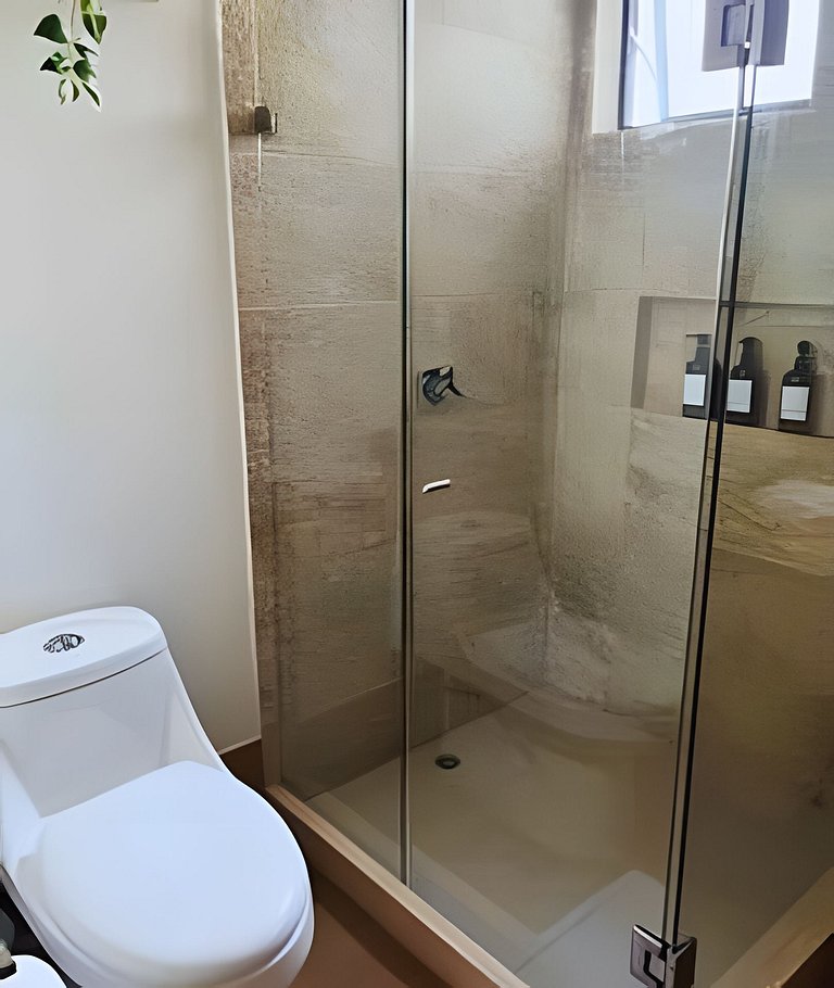 New Gem, 2B, 4 blocks from Center Amazing Views