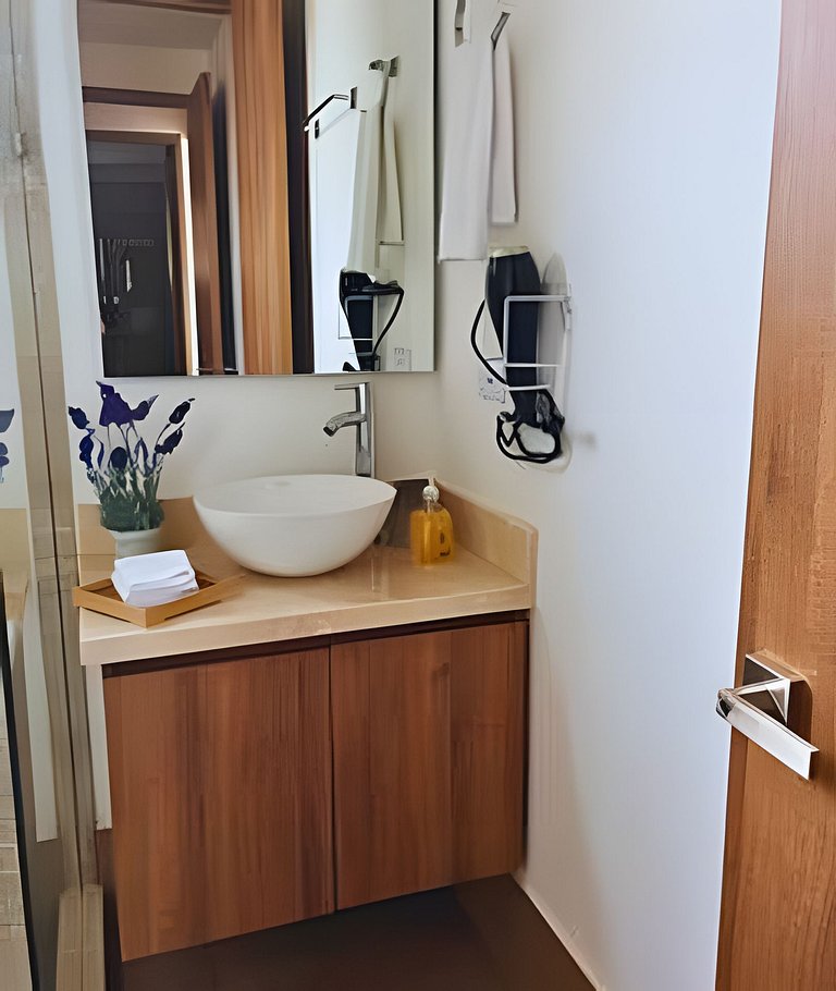 New Gem, 2B, 4 blocks from Center Amazing Views