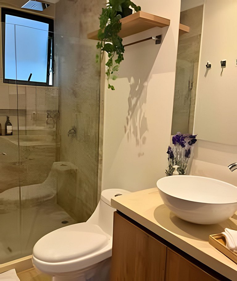 New Gem, 2B, 4 blocks from Center Amazing Views