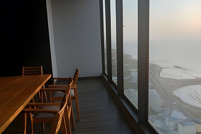 New Gem, 2B, 4 blocks from Center Amazing Views
