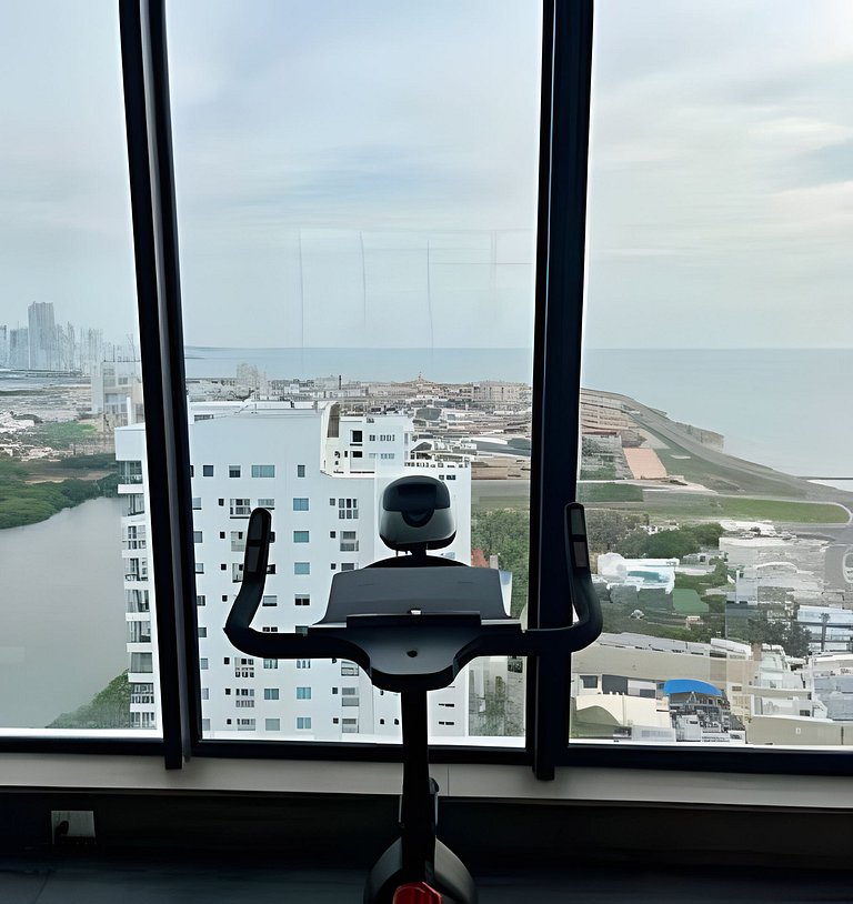 New Gem, 2B, 4 blocks from Center Amazing Views