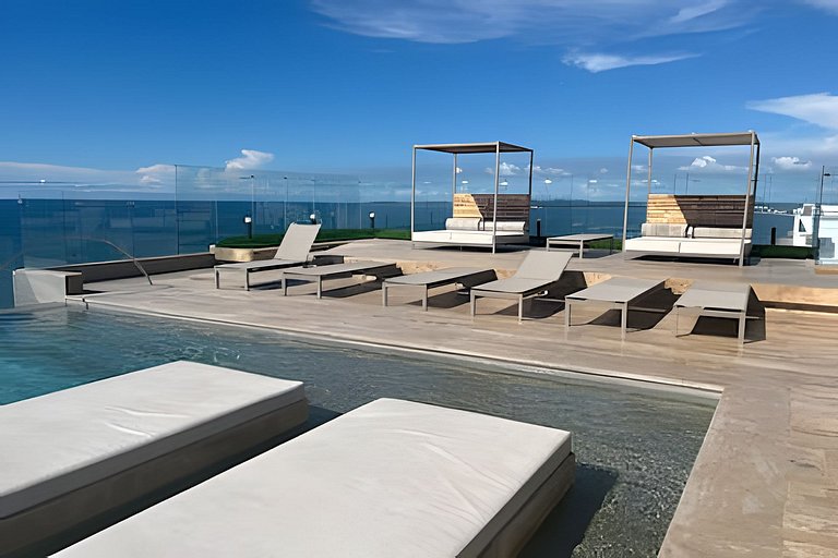 Brand New Apt Pool & City Views