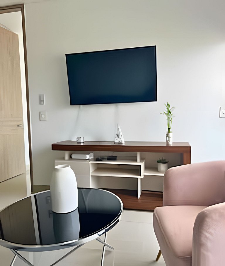Chic Apartment Near It All