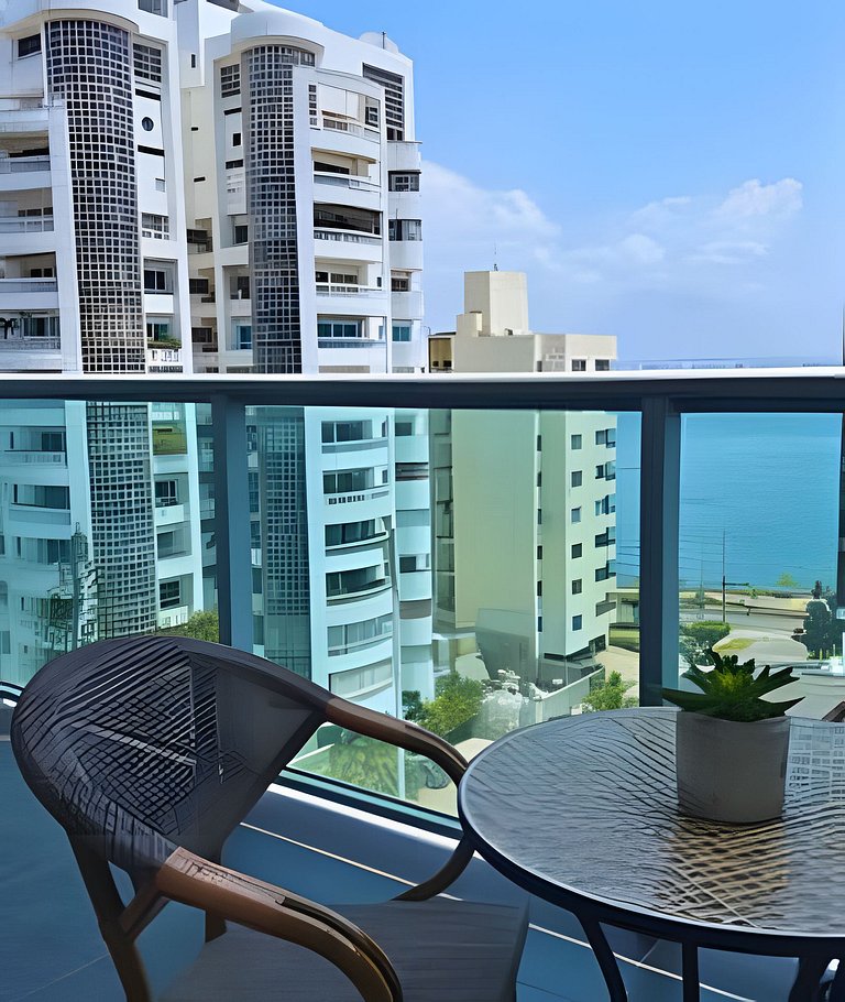 Chic Apartment Near It All