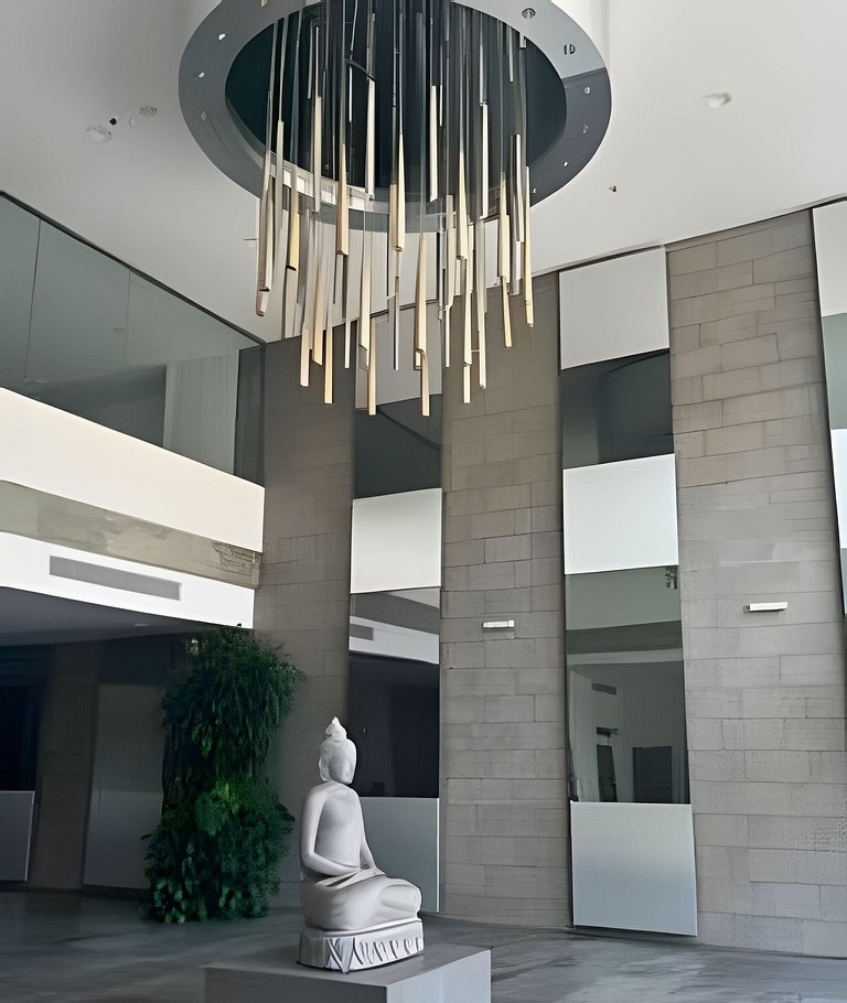 Chic Apartment Near It All