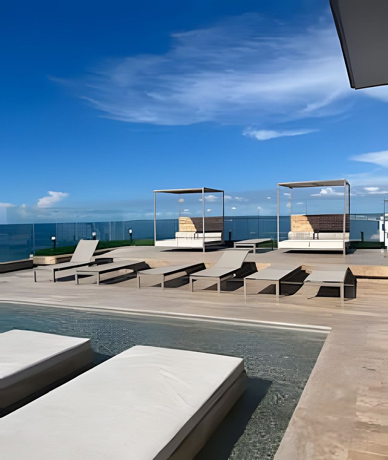 Brand New Apt Pool & City Views