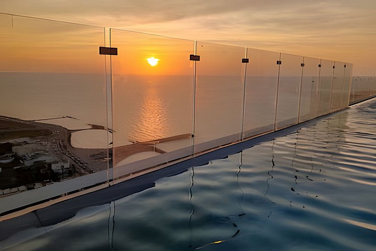 Brand New Apt Pool & City Views