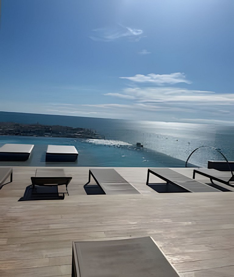Brand New Apt Pool & City Views