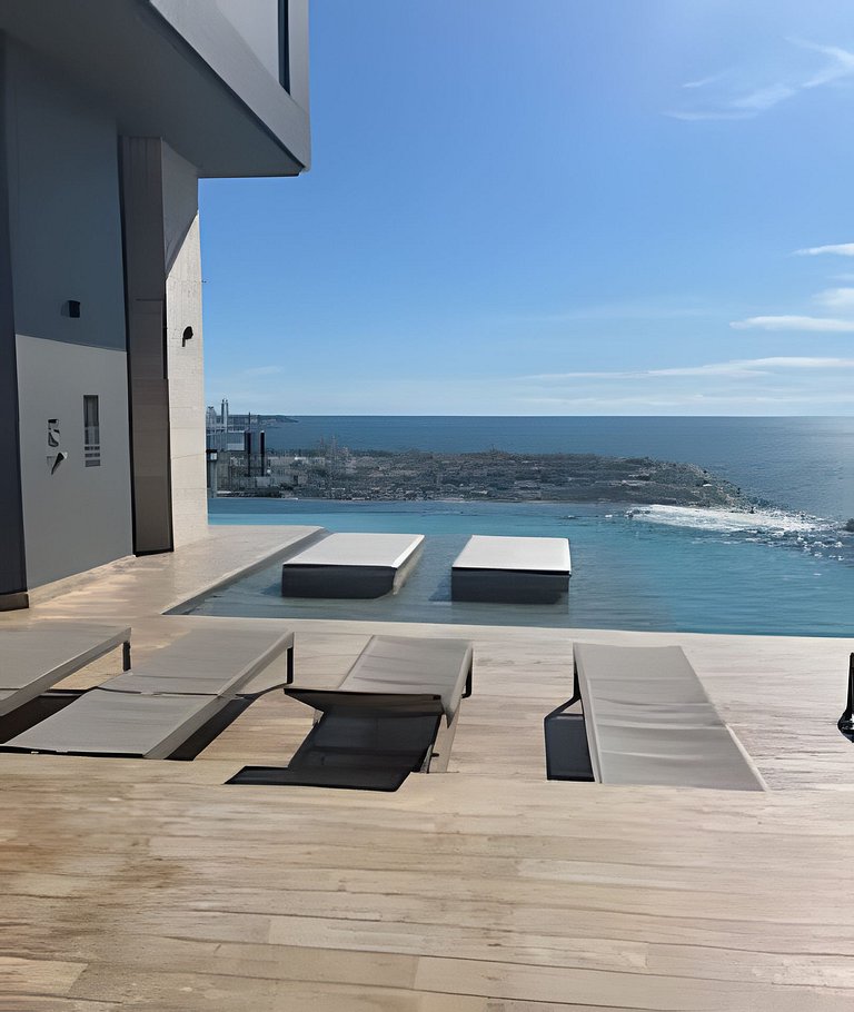 Brand New Apt Pool & City Views