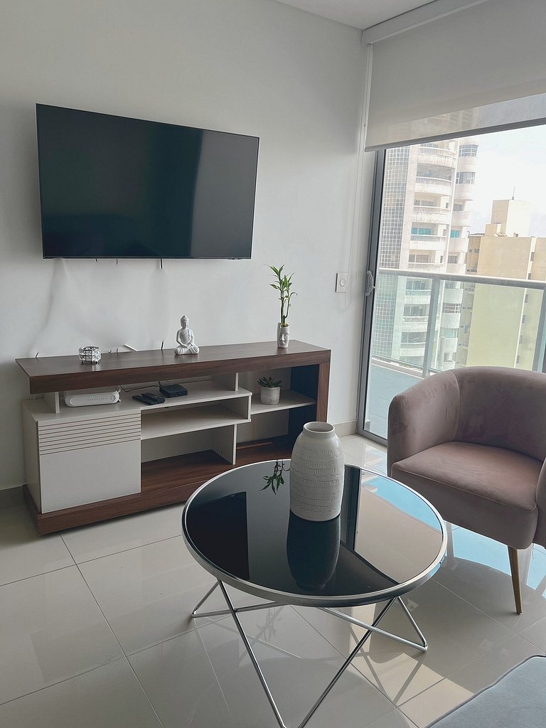 Chic Apartment Near It All