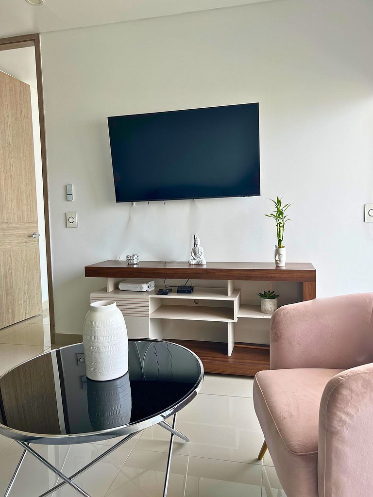 Chic Apartment Near It All